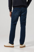 Jean azul straight leg con ligeros desgastes y tiro bajo