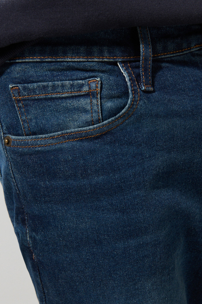 Jean azul straight leg con ligeros desgastes y tiro bajo