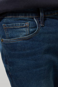 Jean azul straight leg con ligeros desgastes y tiro bajo
