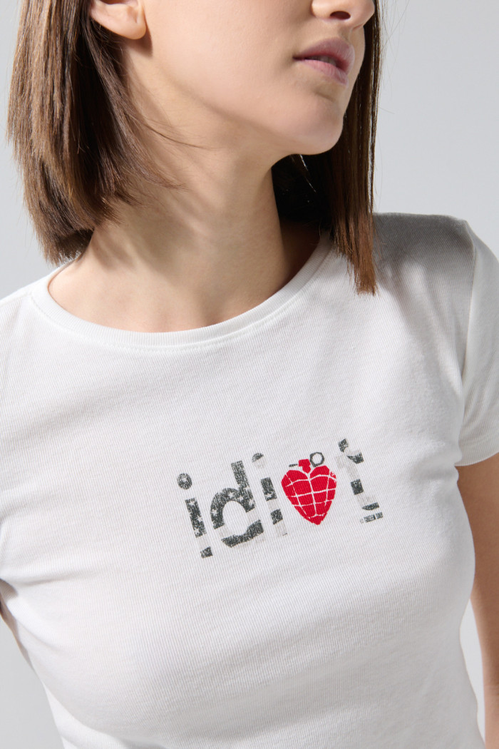 Camiseta acanalada manga corta crema con arte de Green Day
