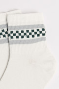 Medias cortas unicolor con diseño de rayas en contraste y diseño.