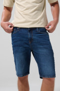 Bermuda de jean azul oscura slim con tiro bajo y bolsillos
