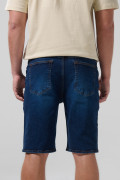 Bermuda de jean azul oscura slim con tiro bajo y bolsillos