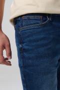 Bermuda de jean azul oscura slim con tiro bajo y bolsillos