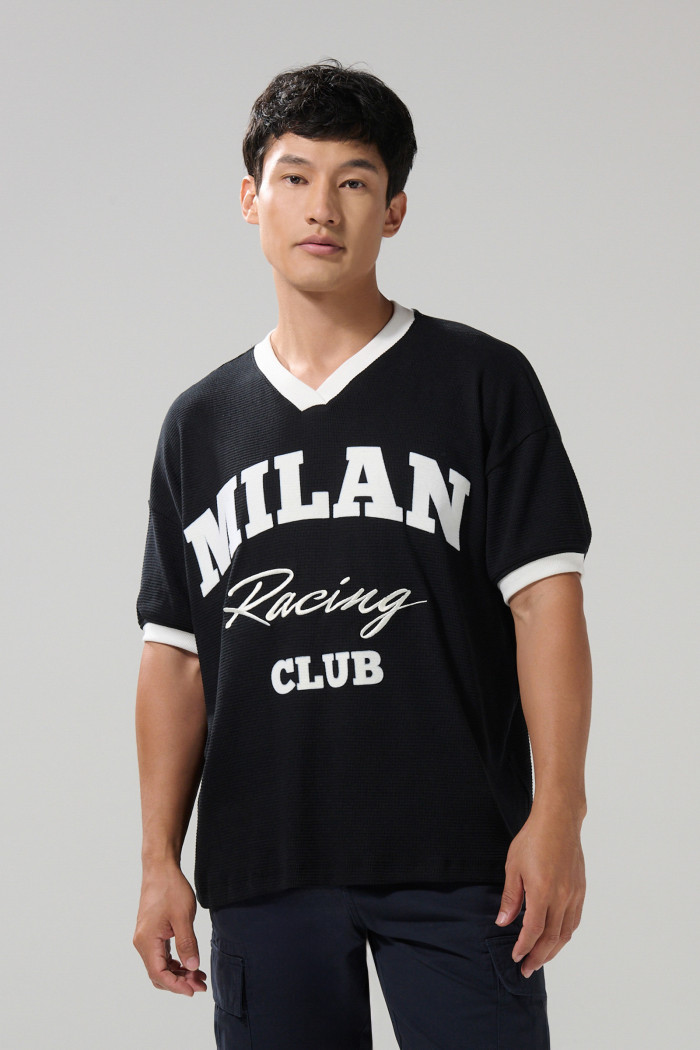 Camiseta oversize negra cuello V con diseños college
