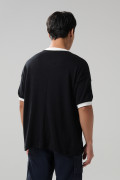 Camiseta oversize negra cuello V con diseños college
