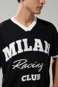 Camiseta oversize negra cuello V con diseños college
