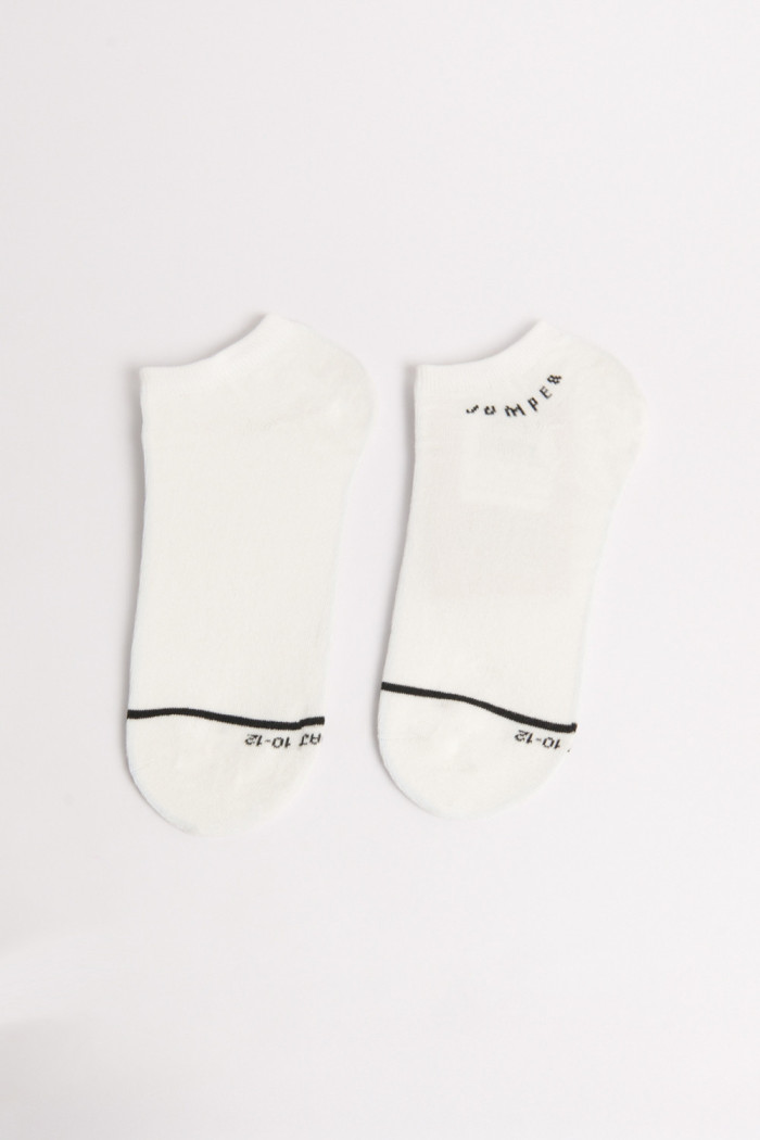 Medias tobilleras unicolores con texto y raya
