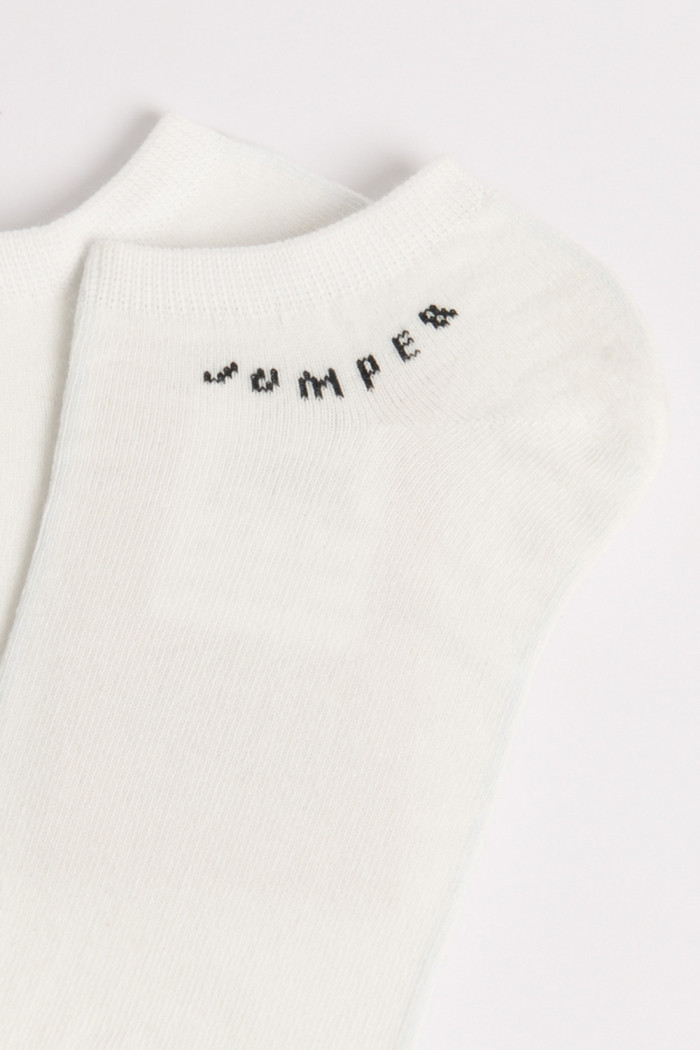 Medias tobilleras unicolores con texto y raya
