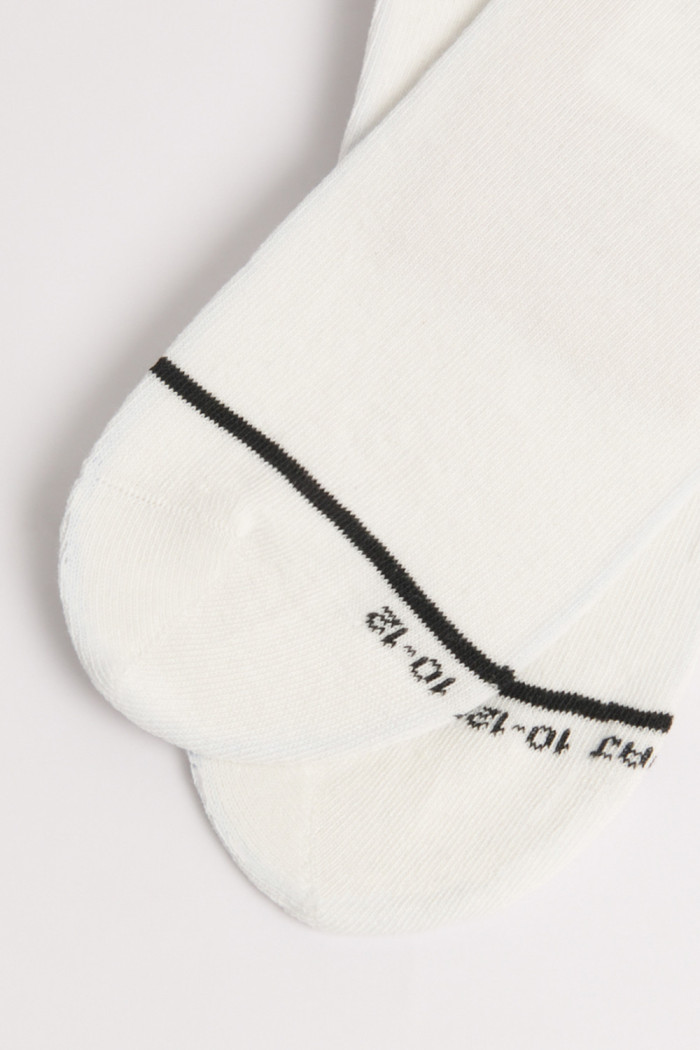 Medias tobilleras unicolores con texto y raya
