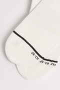 Medias tobilleras unicolores con texto y raya
