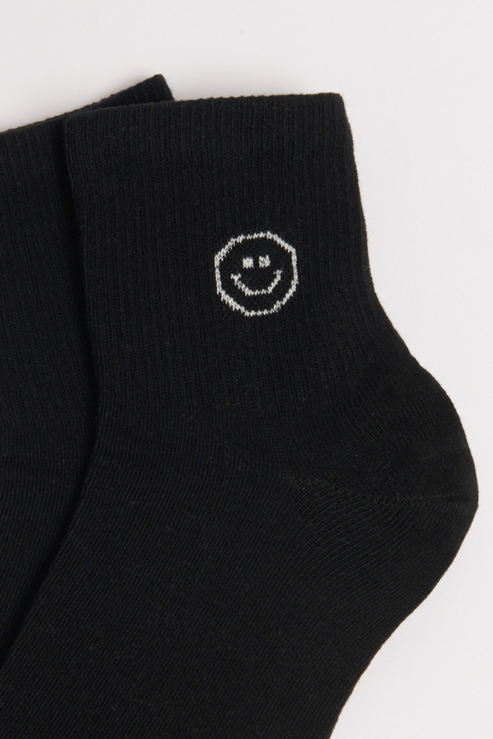 Medias unicolores cortas con carita feliz bordada