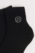 Medias unicolores cortas con carita feliz bordada