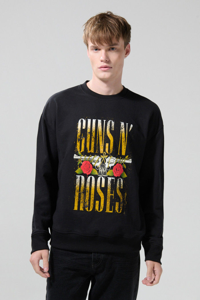 Buzo cuello redondo negro con arte de Guns N´ Roses