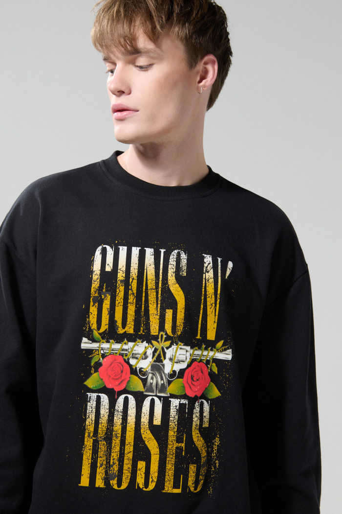Buzo cuello redondo negro con arte de Guns N´ Roses