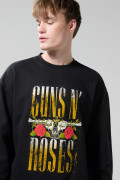 Buzo cuello redondo negro con arte de Guns N´ Roses