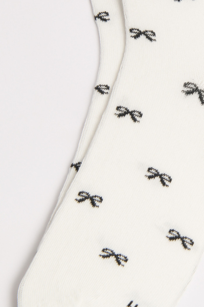 Medias unicolores largas con diseños de moños
