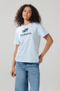 Camiseta azul cuello redondo college con hombro rodado
