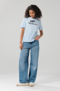 Camiseta azul cuello redondo college con hombro rodado
