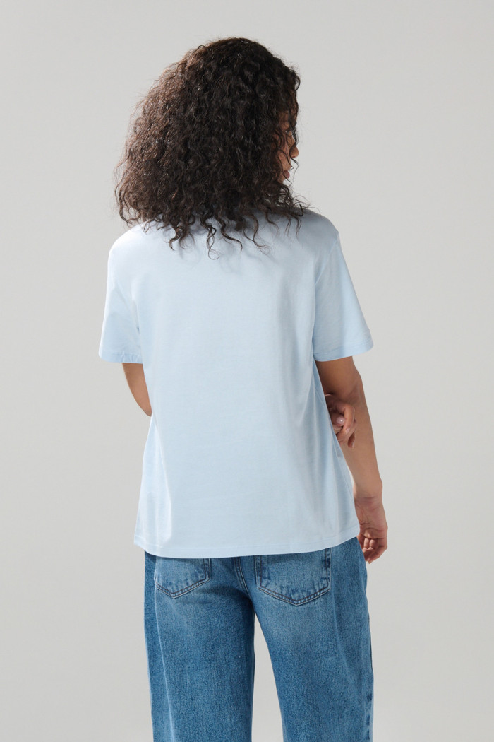 Camiseta azul cuello redondo college con hombro rodado
