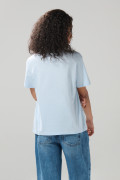 Camiseta azul cuello redondo college con hombro rodado
