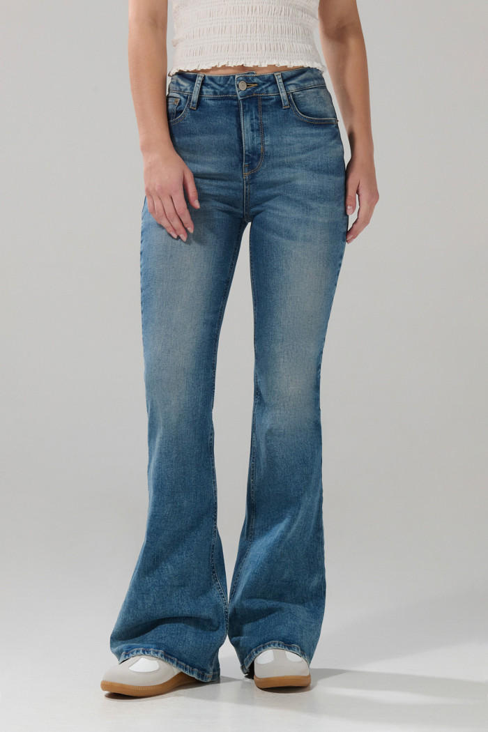 Jean flare azul claro con bota ancha, bolsillos y tiro alto