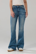 Jean flare azul claro con bota ancha, bolsillos y tiro alto