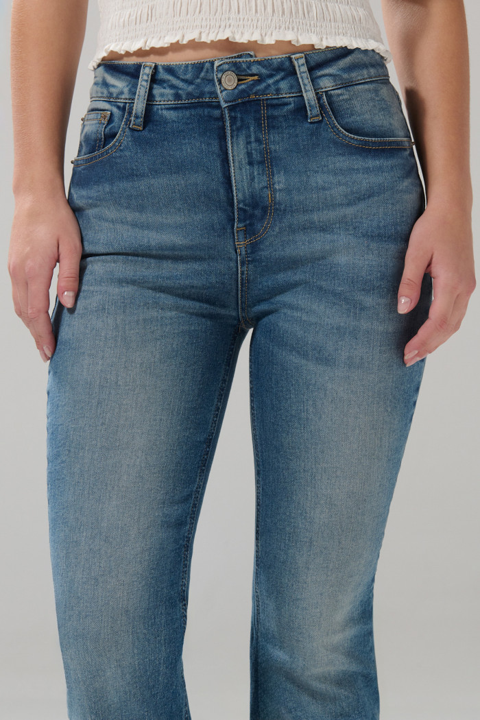 Jean flare azul claro con bota ancha, bolsillos y tiro alto
