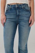 Jean flare azul claro con bota ancha, bolsillos y tiro alto