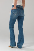 Jean flare azul claro con bota ancha, bolsillos y tiro alto