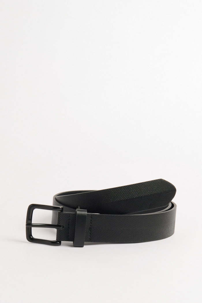 Cinturón sintético negro con texturas y hebilla reversible