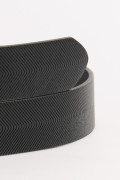 Cinturón sintético negro con texturas y hebilla reversible
