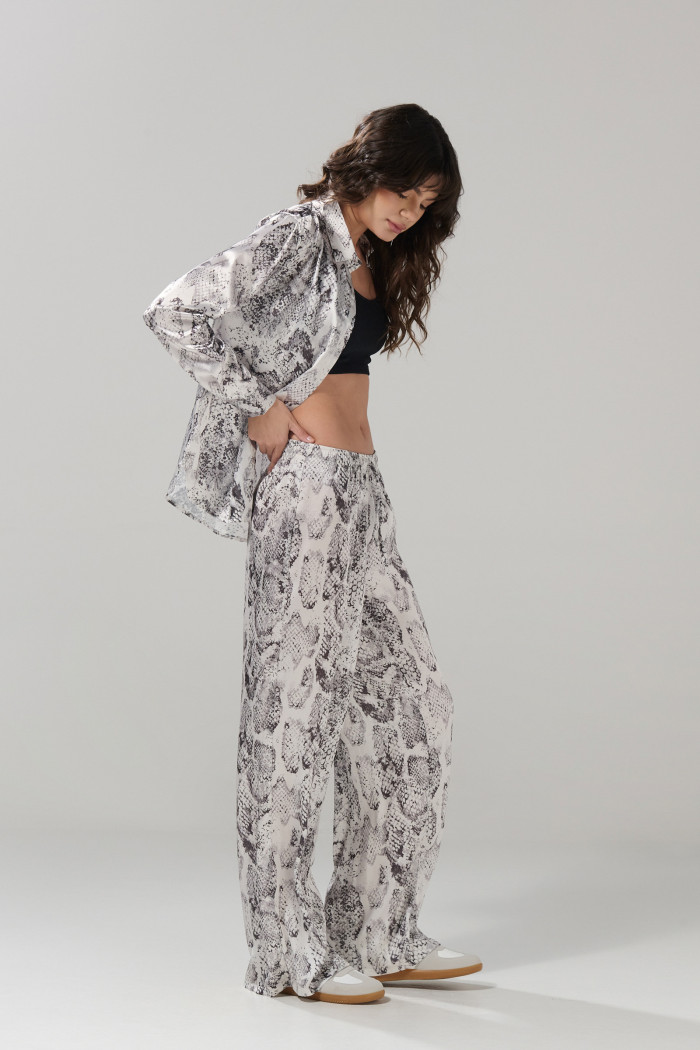 Pantalón crema claro palazzo con diseños animal print