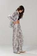 Pantalón crema claro palazzo con diseños animal print