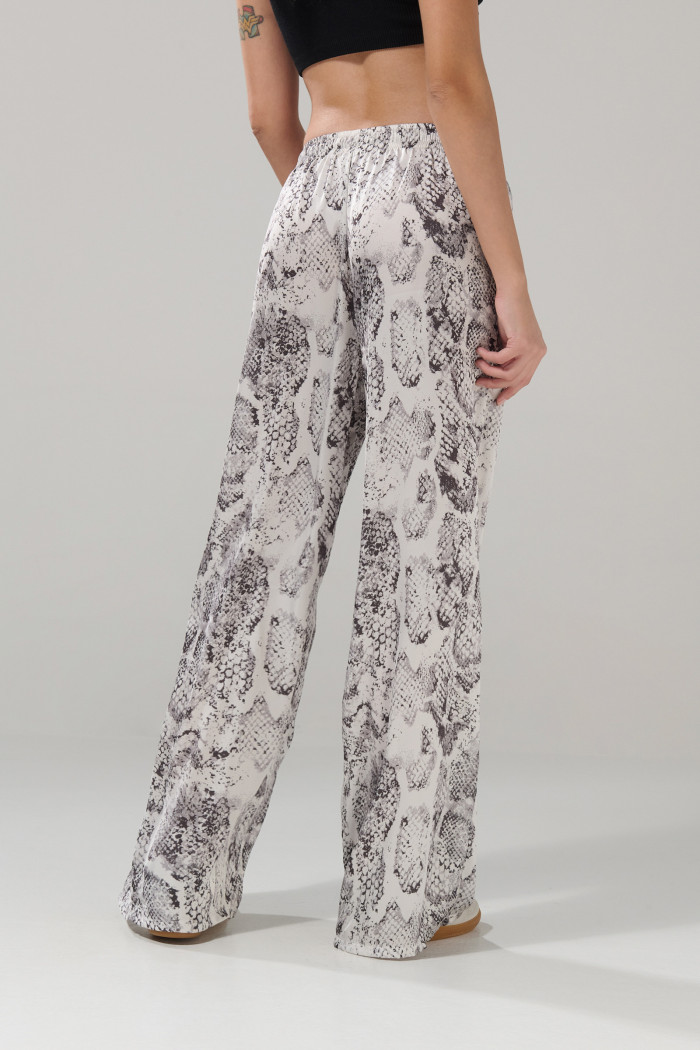Pantalón crema claro palazzo con diseños animal print