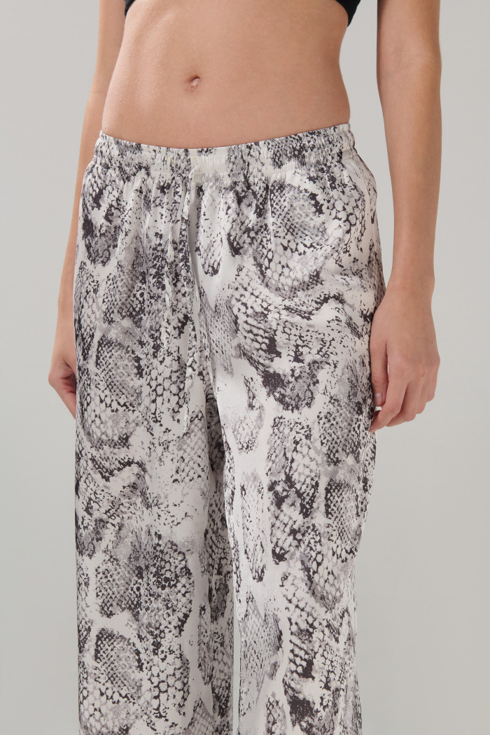 Pantalón crema claro palazzo con diseños animal print