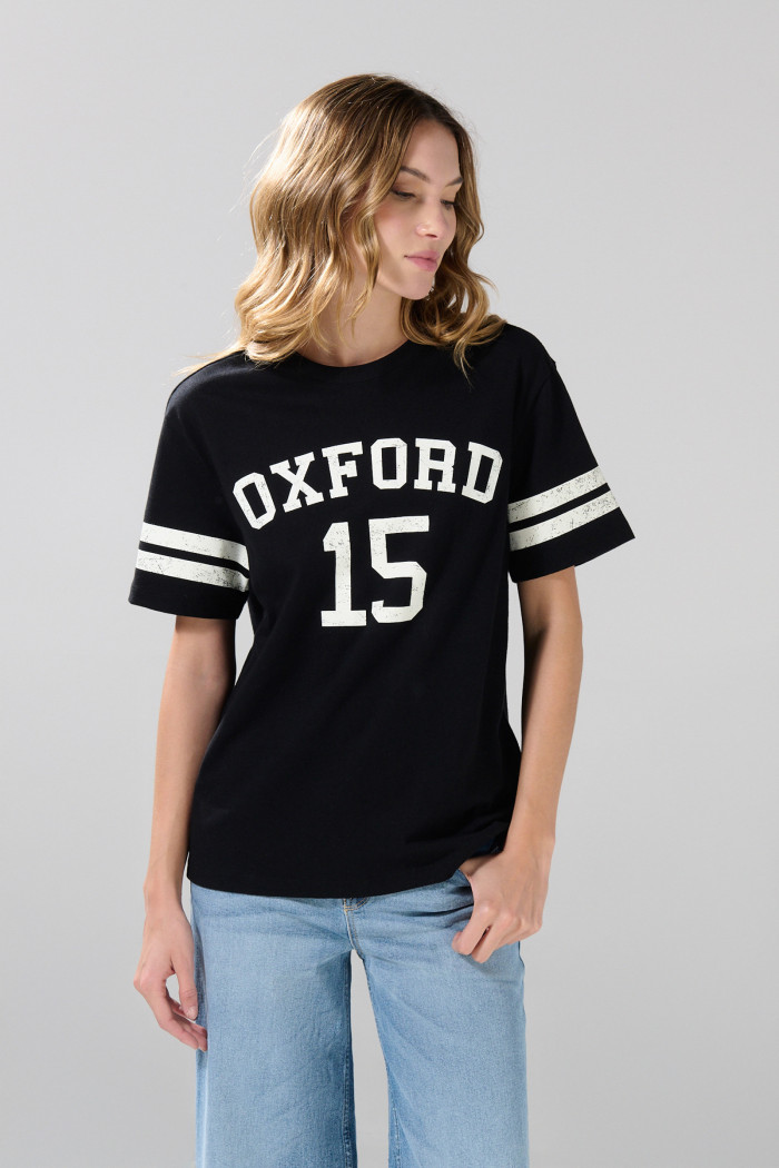 Camiseta negra cuello redondo con diseño college blanco
