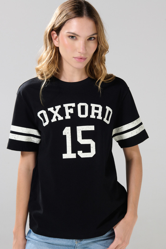 Camiseta negra cuello redondo con diseño college blanco

