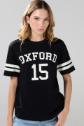 Camiseta negra cuello redondo con diseño college blanco
