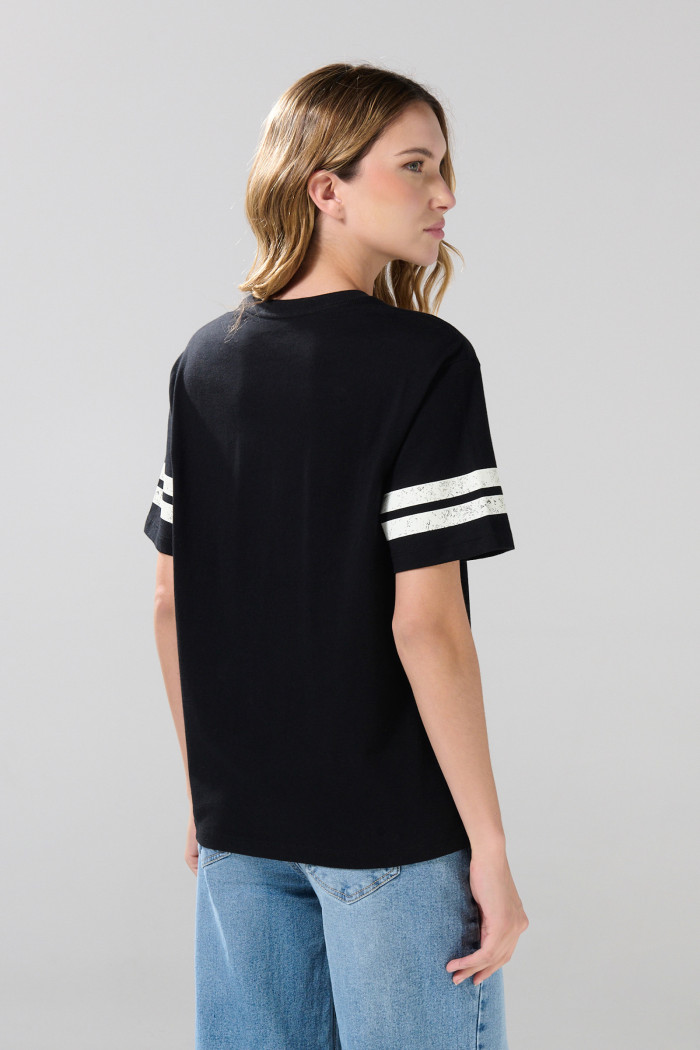 Camiseta negra cuello redondo con diseño college blanco
