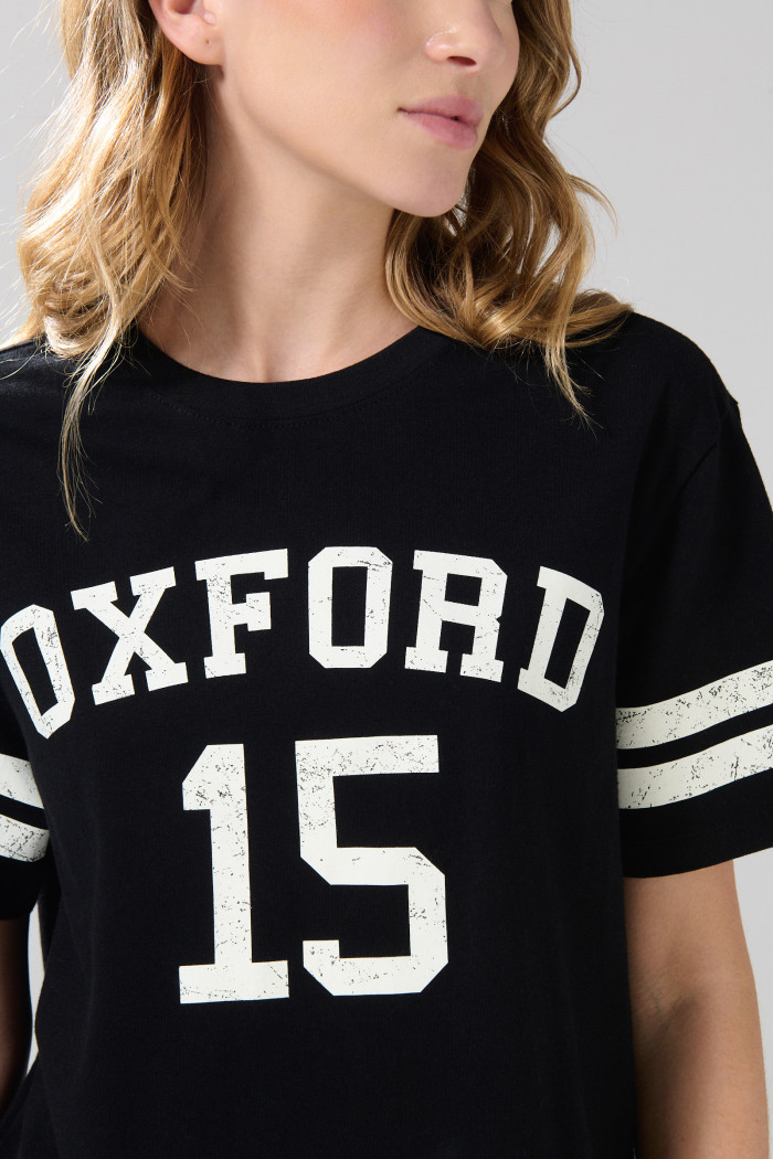 Camiseta negra cuello redondo con diseño college blanco

