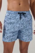 Bermuda playera azul clara con diseños de hojas