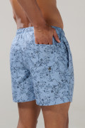 Bermuda playera azul clara con diseños de hojas