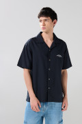 Camisa azul intensa con bordado minimalista y cuello resort