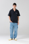 Camisa azul intensa con bordado minimalista y cuello resort