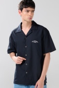 Camisa azul intensa con bordado minimalista y cuello resort