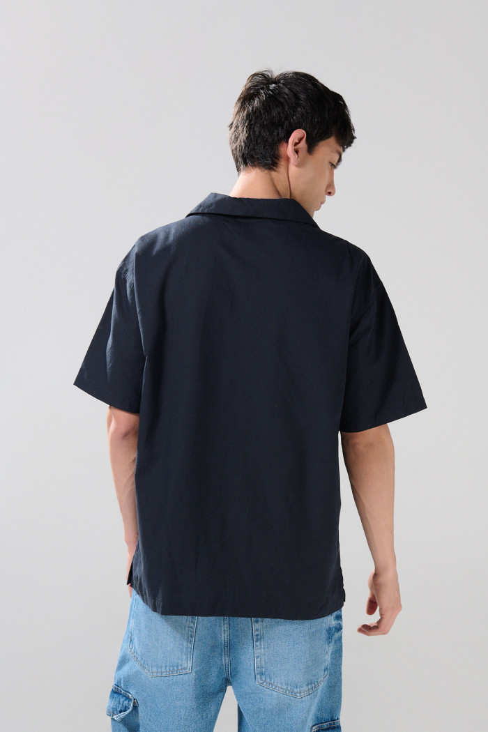 Camisa azul intensa con bordado minimalista y cuello resort