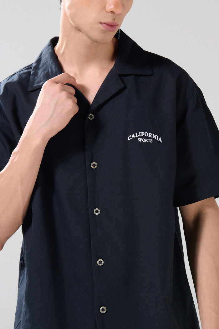 Camisa azul intensa con bordado minimalista y cuello resort
