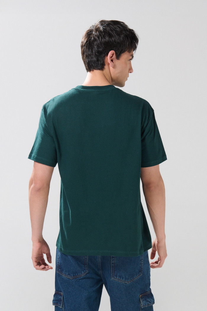 Camiseta en algodón verde con arte college y cuello redondo