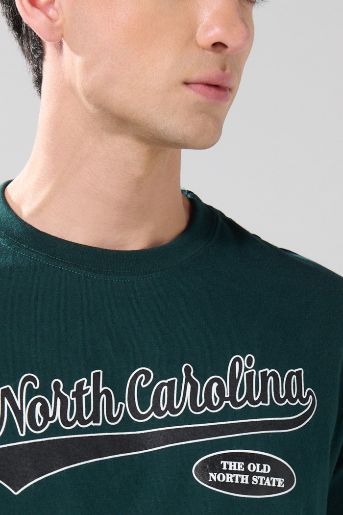 Camiseta en algodón verde con arte college y cuello redondo